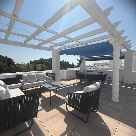 West-facing Penthouse Roof Terrace Overlooking Pool Walk To Tennis And Golf In Benavista דירה אסטפונה