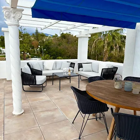 West-facing Penthouse Roof Terrace Overlooking Pool Walk To Tennis And Golf In Benavista דירה